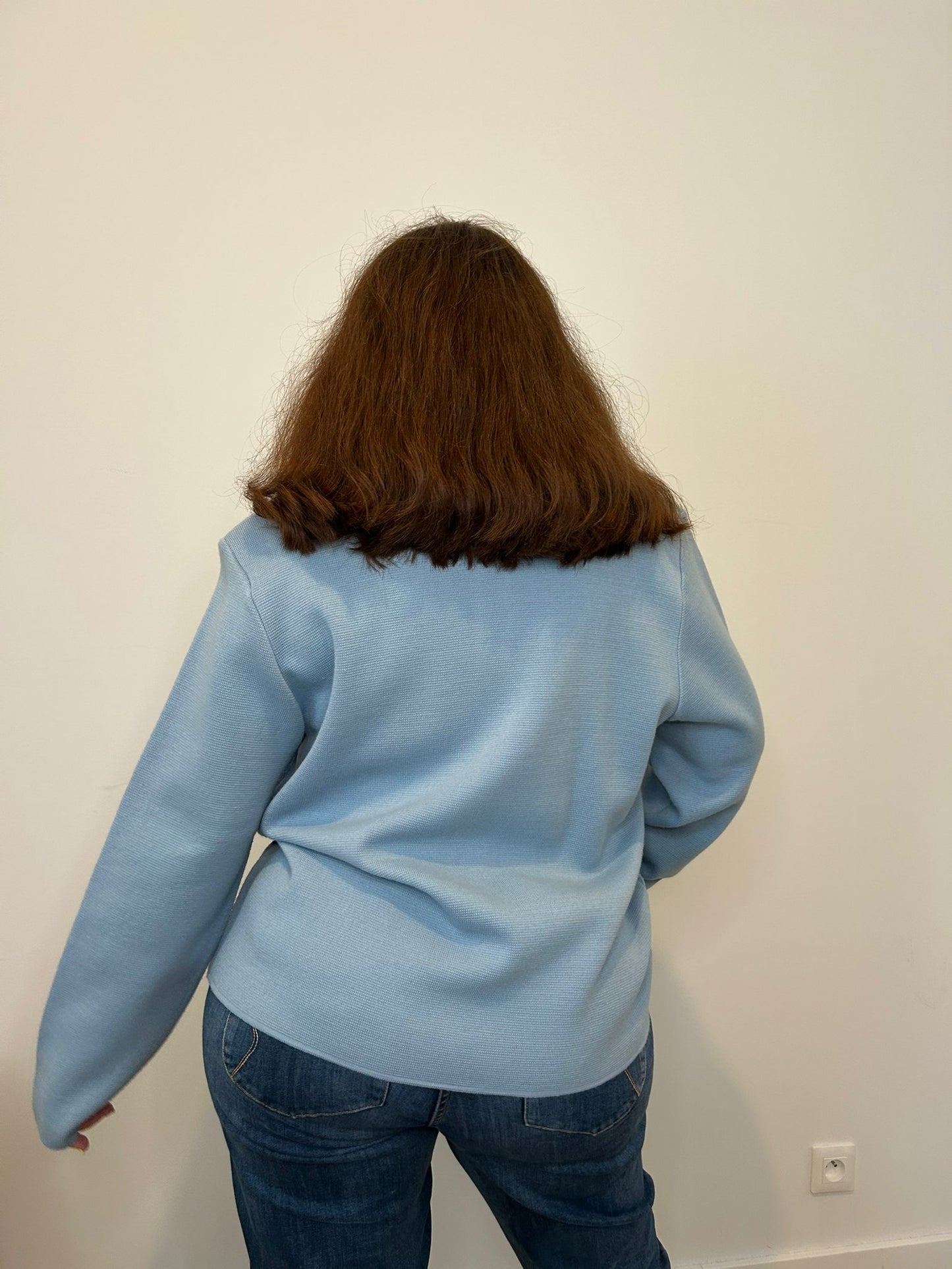 Femme grande taille qui sourit, veste bleu à fleurs elégante et chic, collier de perle blanche