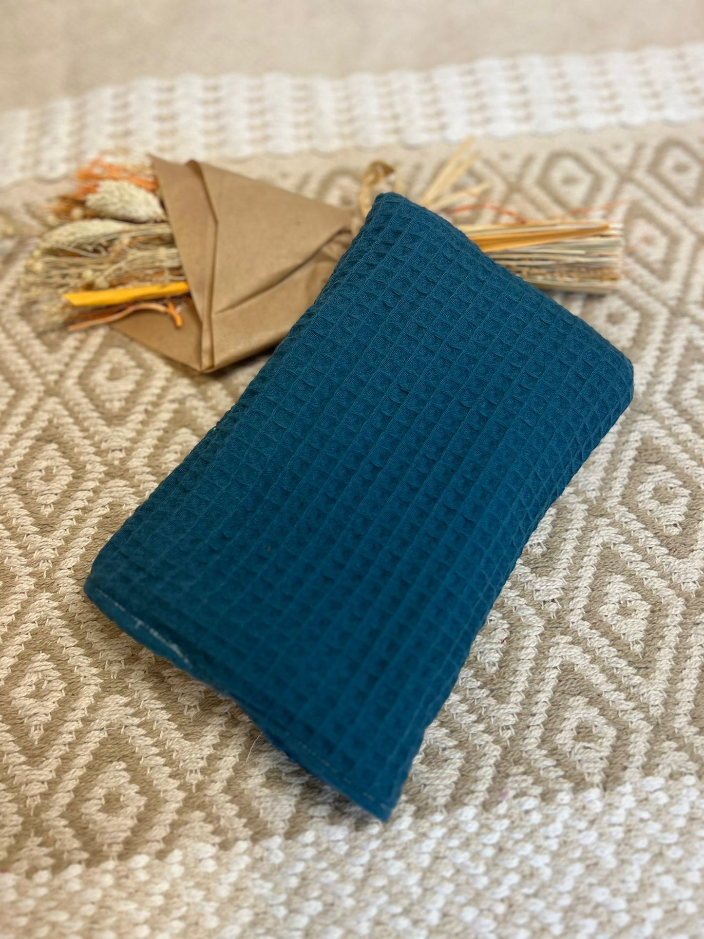 gant de toilette bleu, zero déchet et tapis en fond