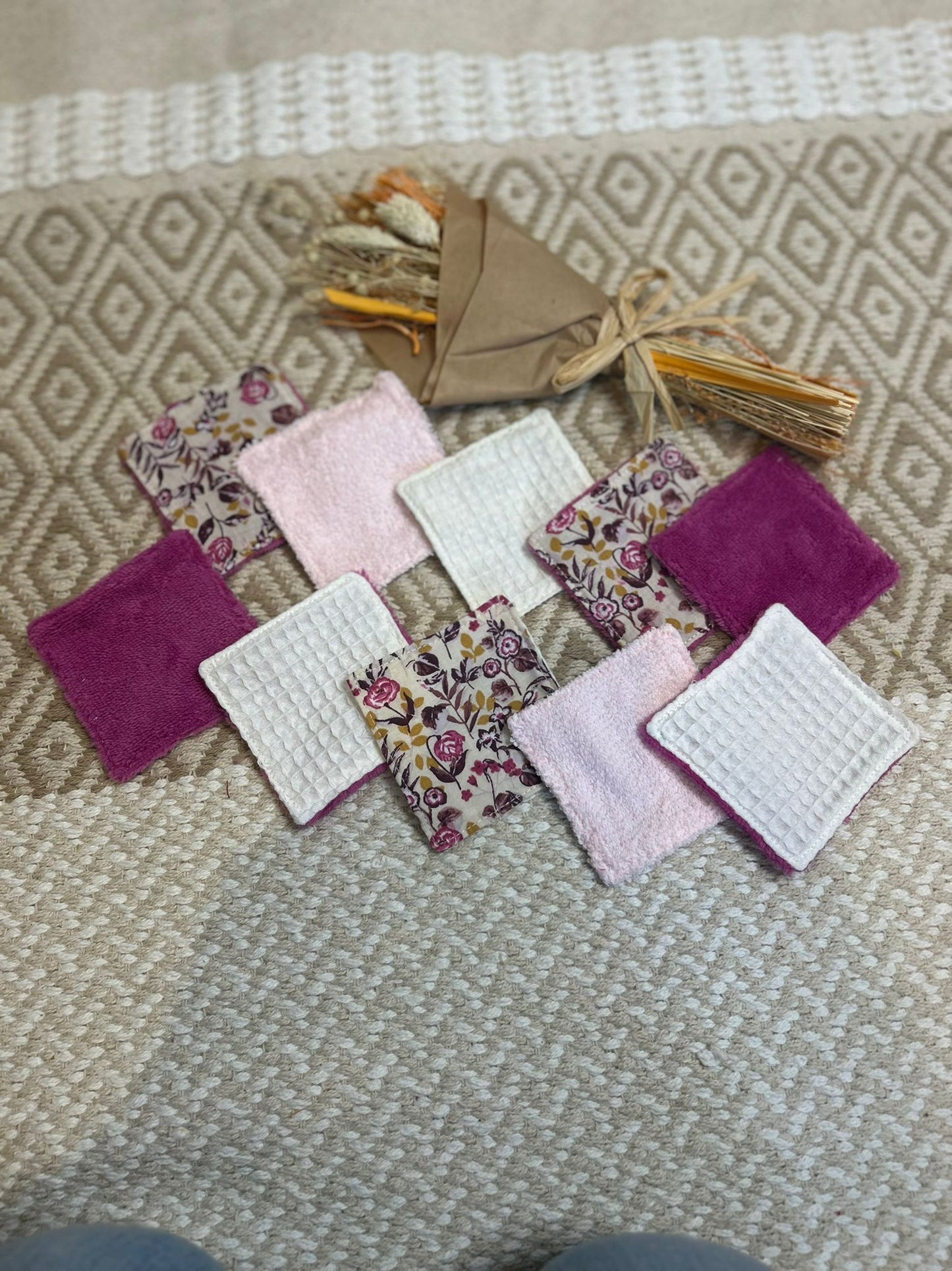 carré de coton démaquillante lavable rose et blanc en coton et nid d'abeille, sur une tapis