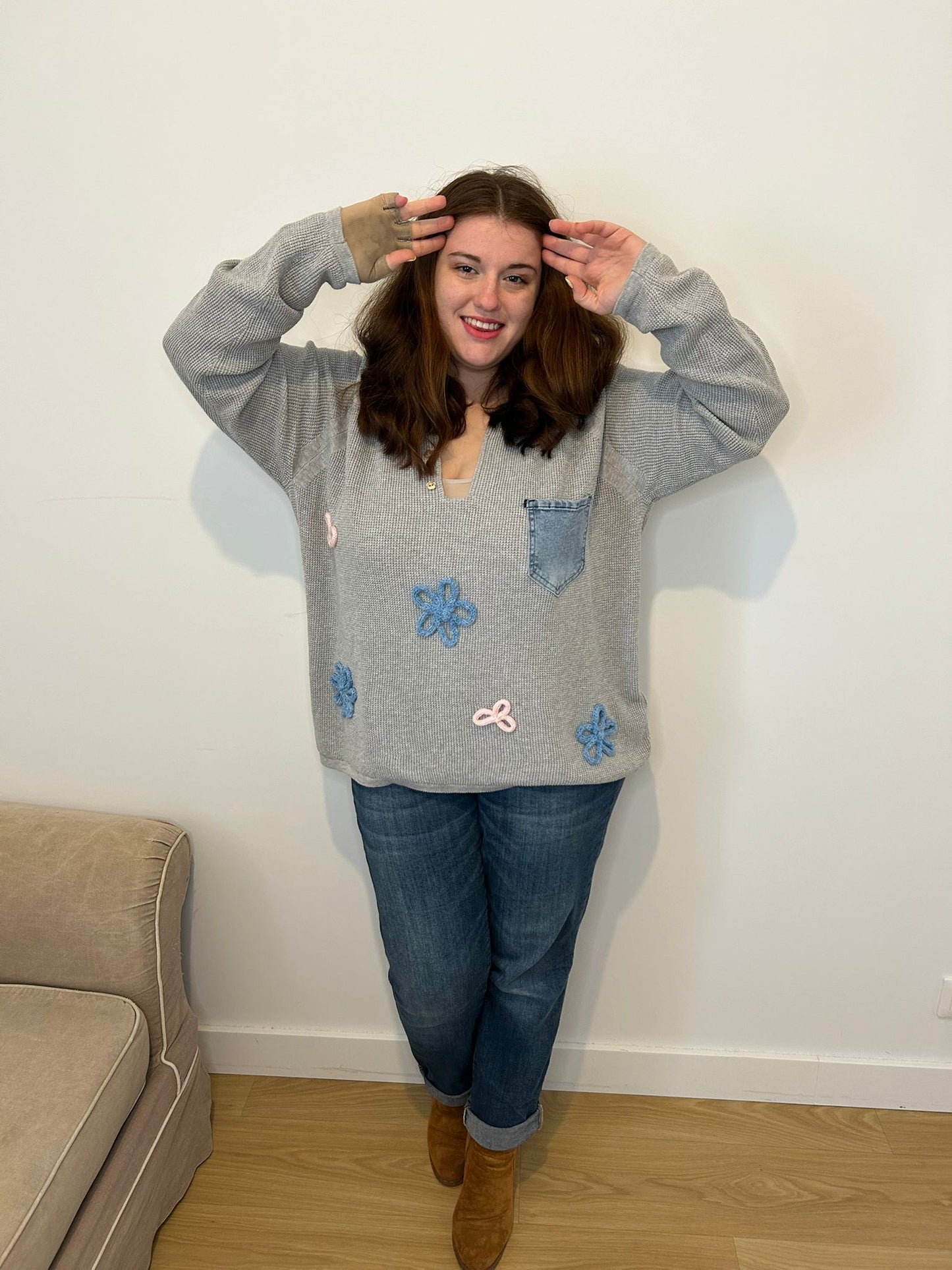 pull gris col ouvert fleur et poche en jean, femme grande taille