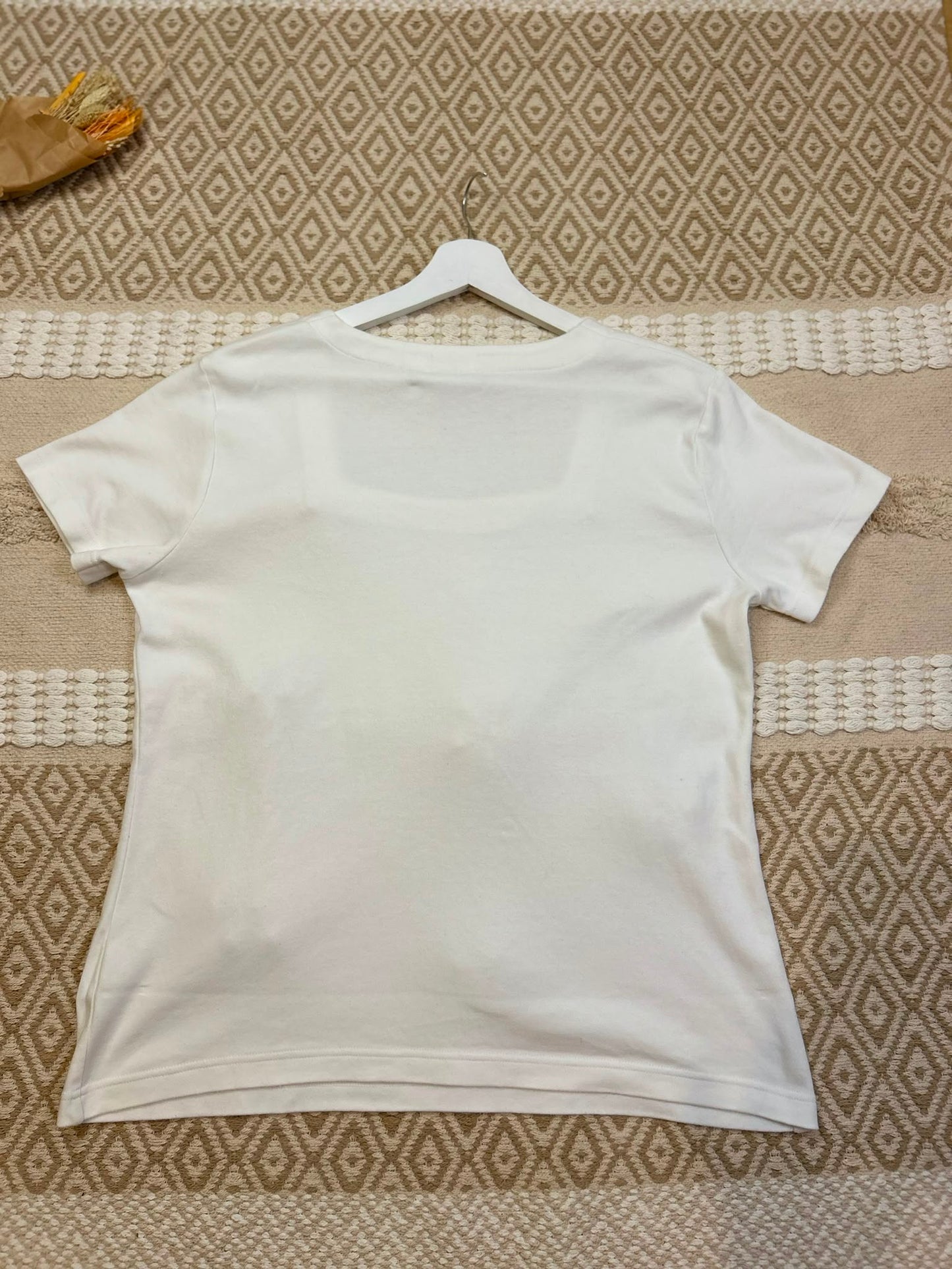 t-shirt blanc, col carré à fleurs rose grande taille, tapis beige