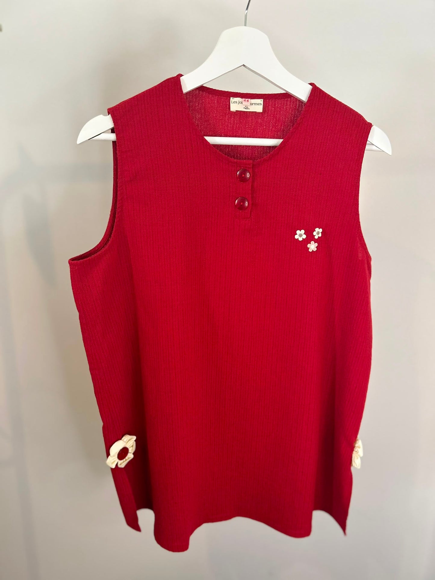 débardeur vintage rouge et fleur ecusson 