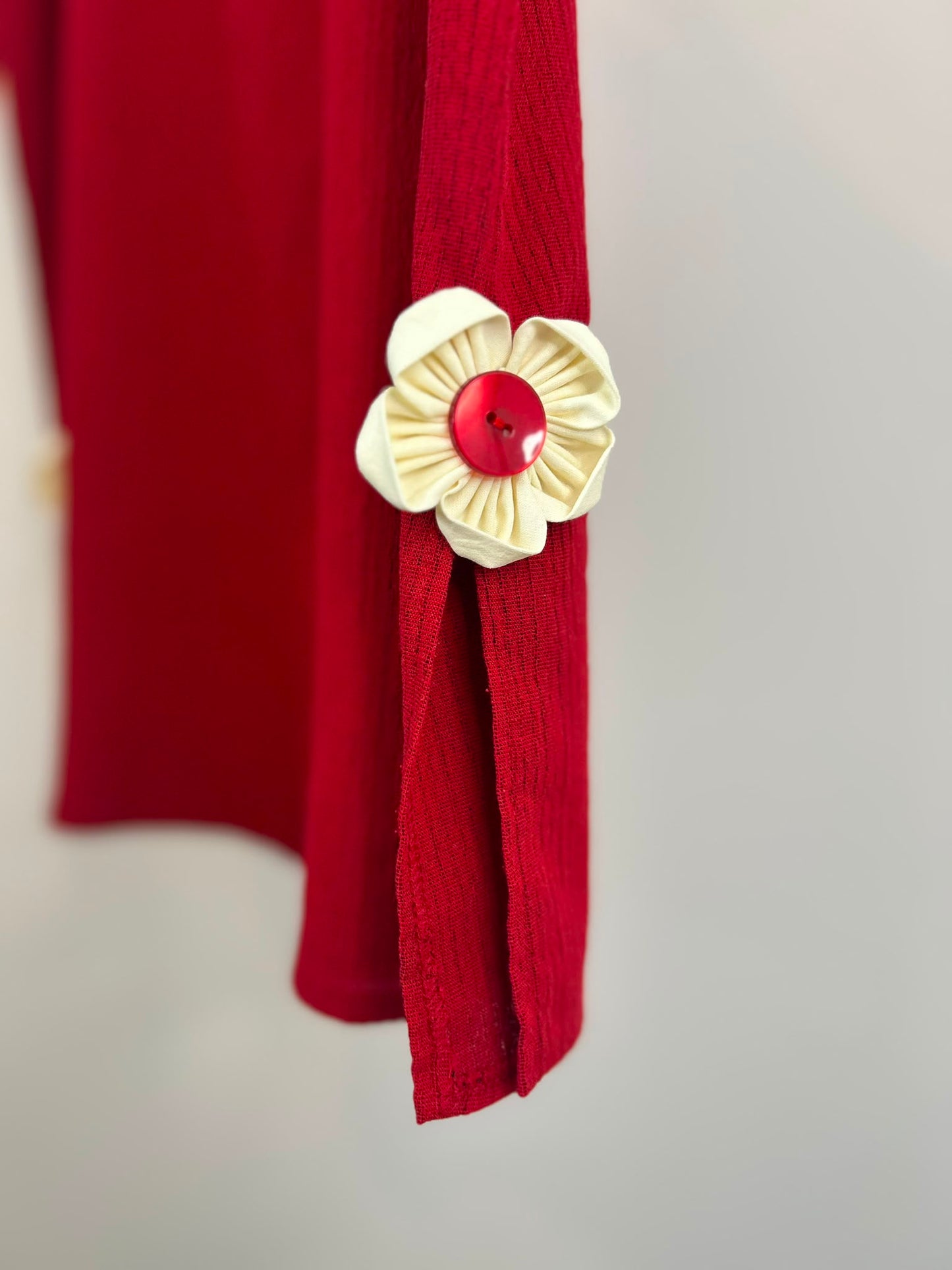 Fleur faite maint blanche bouton rouge 