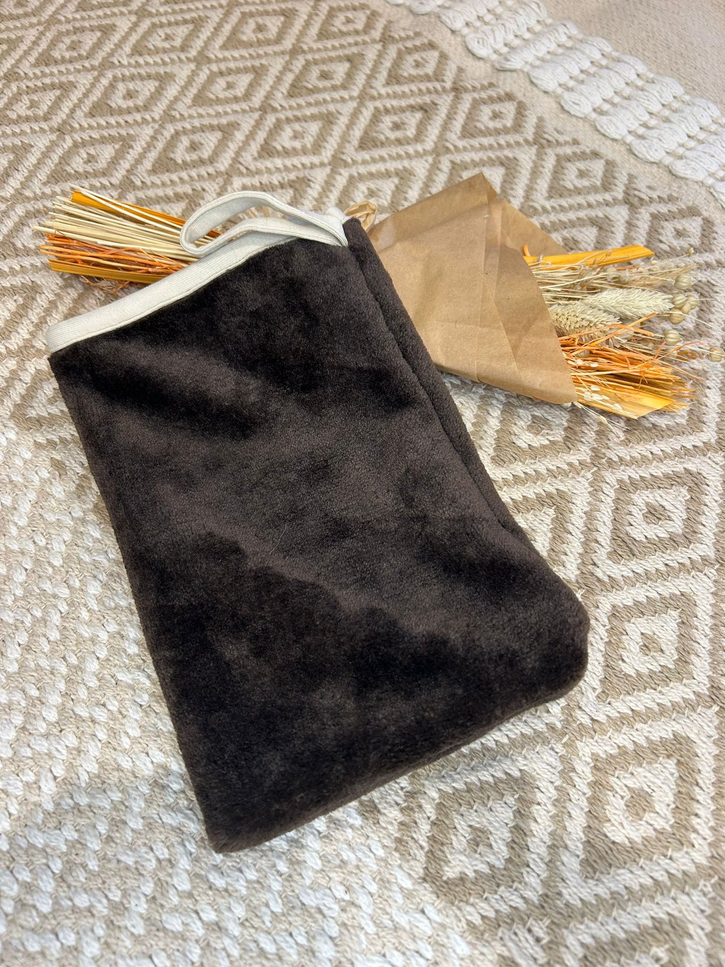 gant de toilette marron démaquillante et beige tapis beige et fleur sécher 