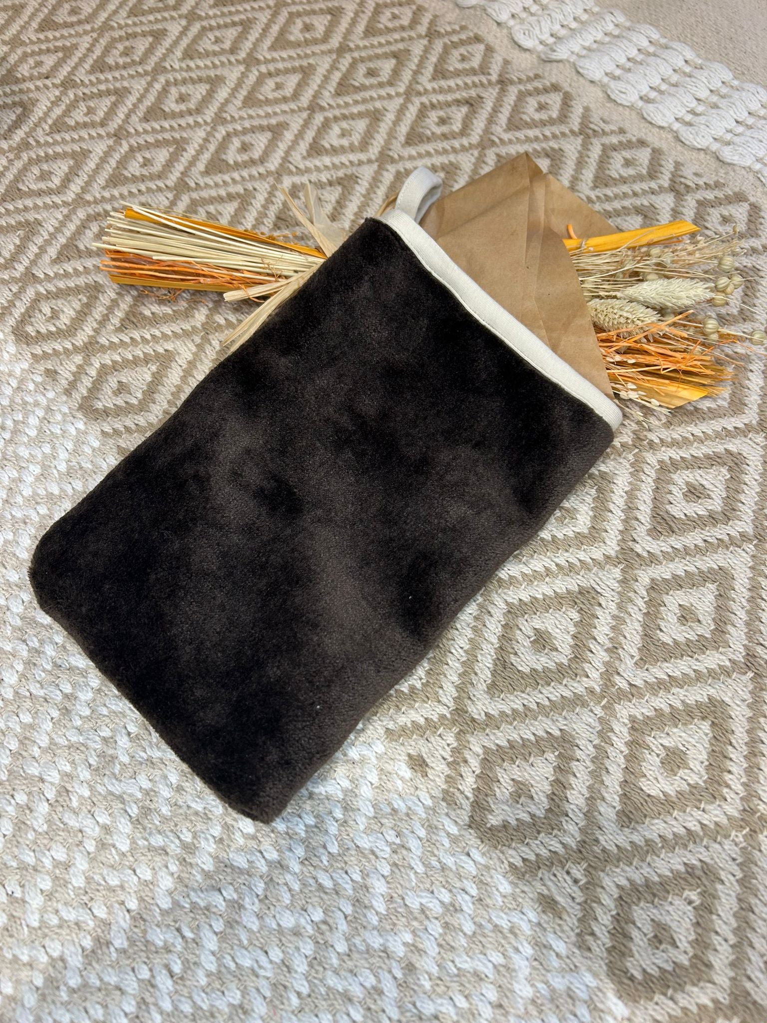 gant de toilette marron démaquillante et beige tapis beige et fleur sécher 