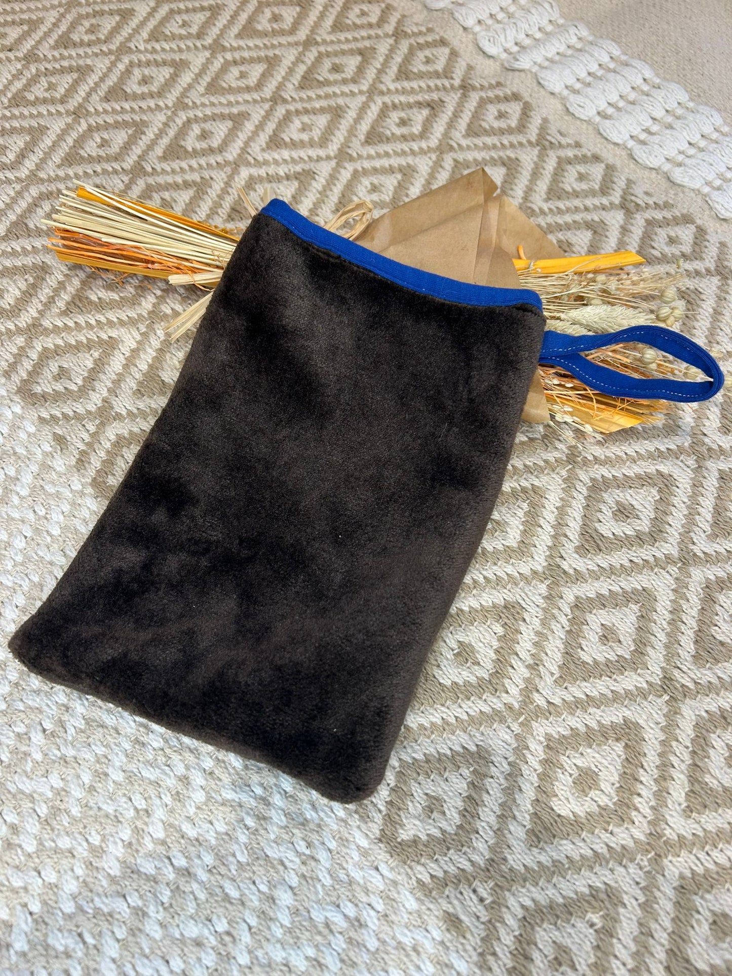 gant de toilette démaquillant marron et bleu tapis beige et fleur séché 