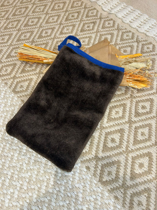 gant de toilette démaquillant marron et bleu tapis beige et fleur séché 