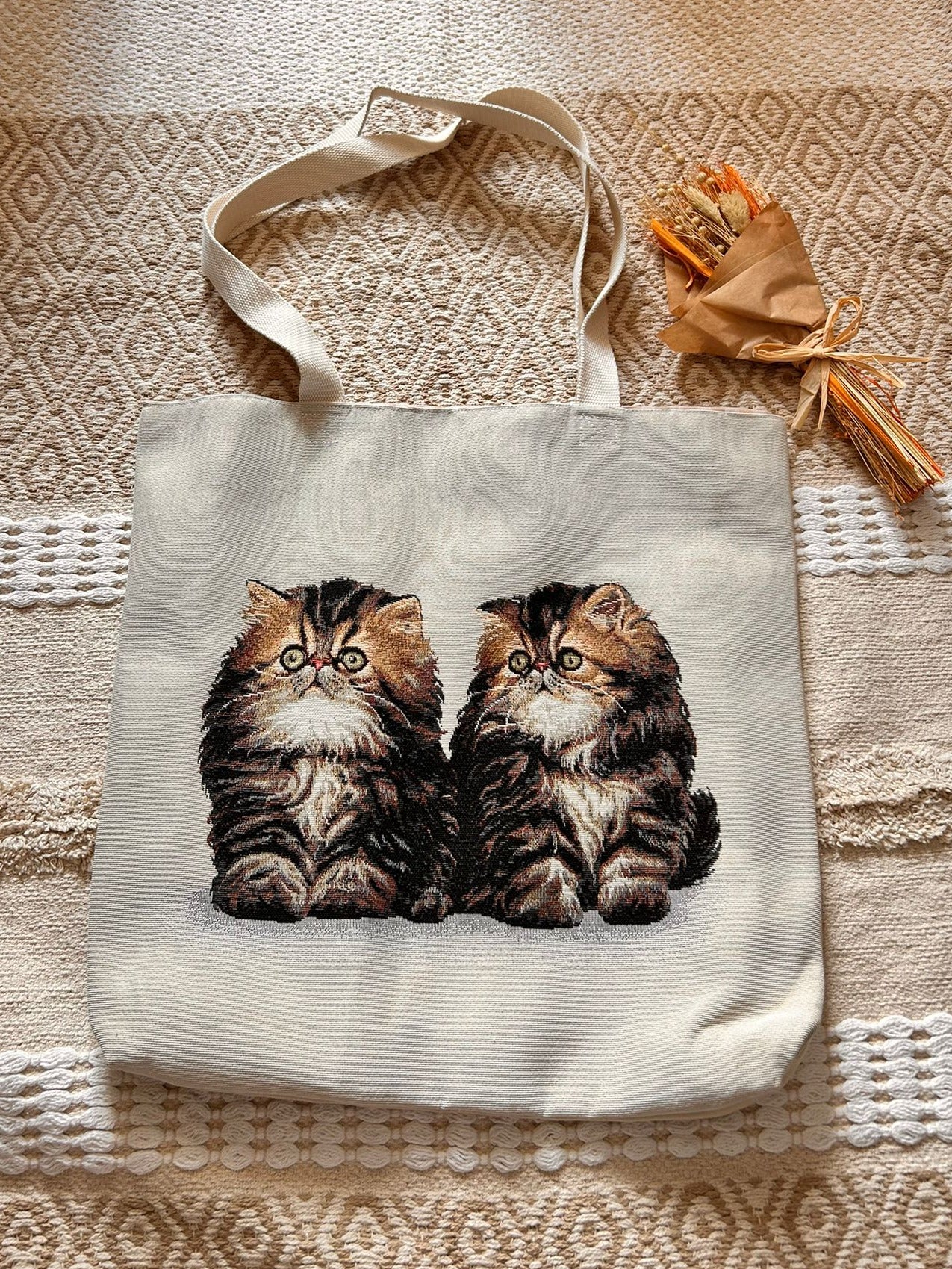 Sac cabas géant fait main avec motif animal humoristique, grand format doublé avec poches intérieures, posé sur fond clair.