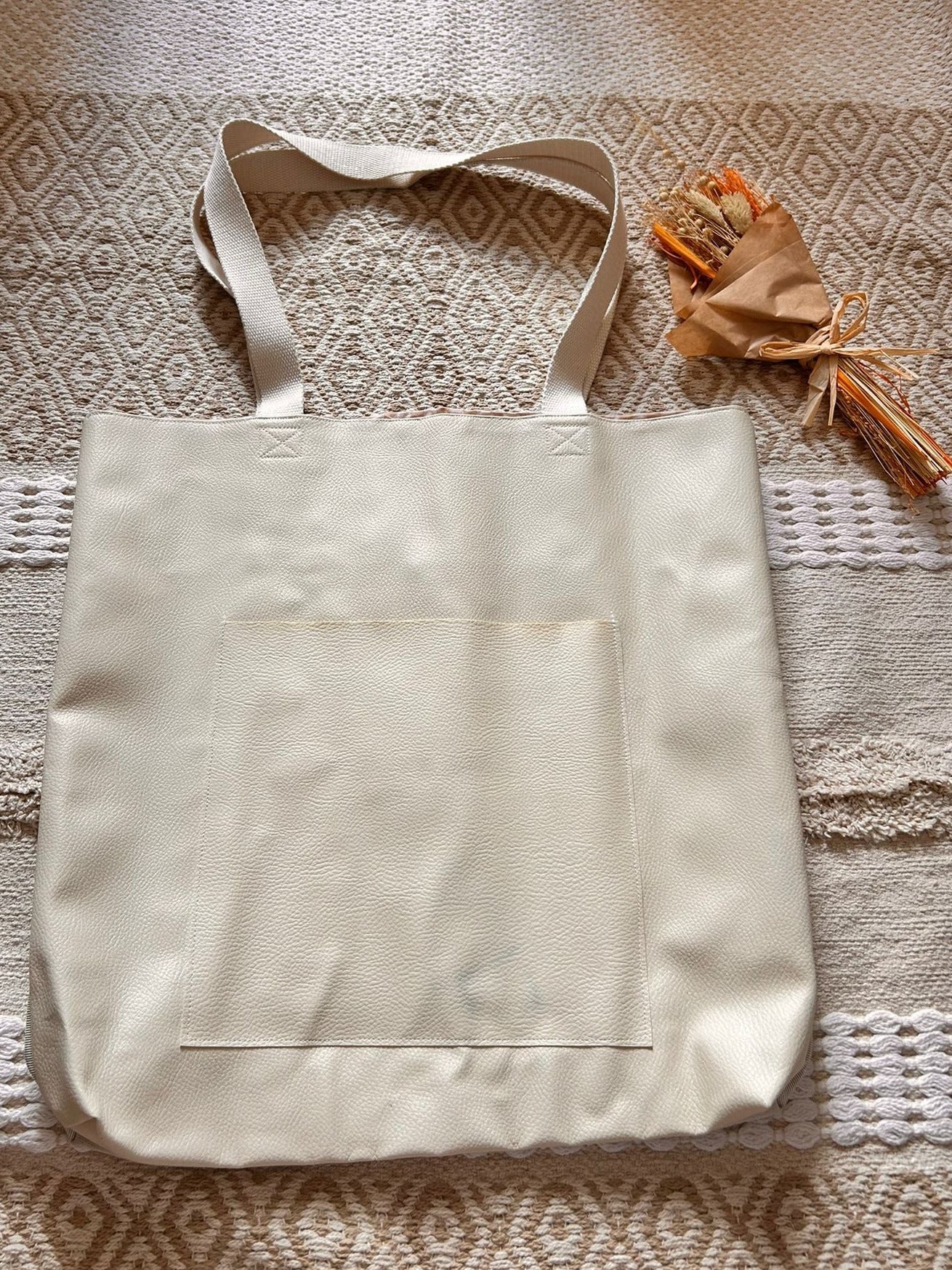 Sac cabas géant fait main avec motif animal humoristique, grand format doublé avec poches intérieures, posé sur fond clair.