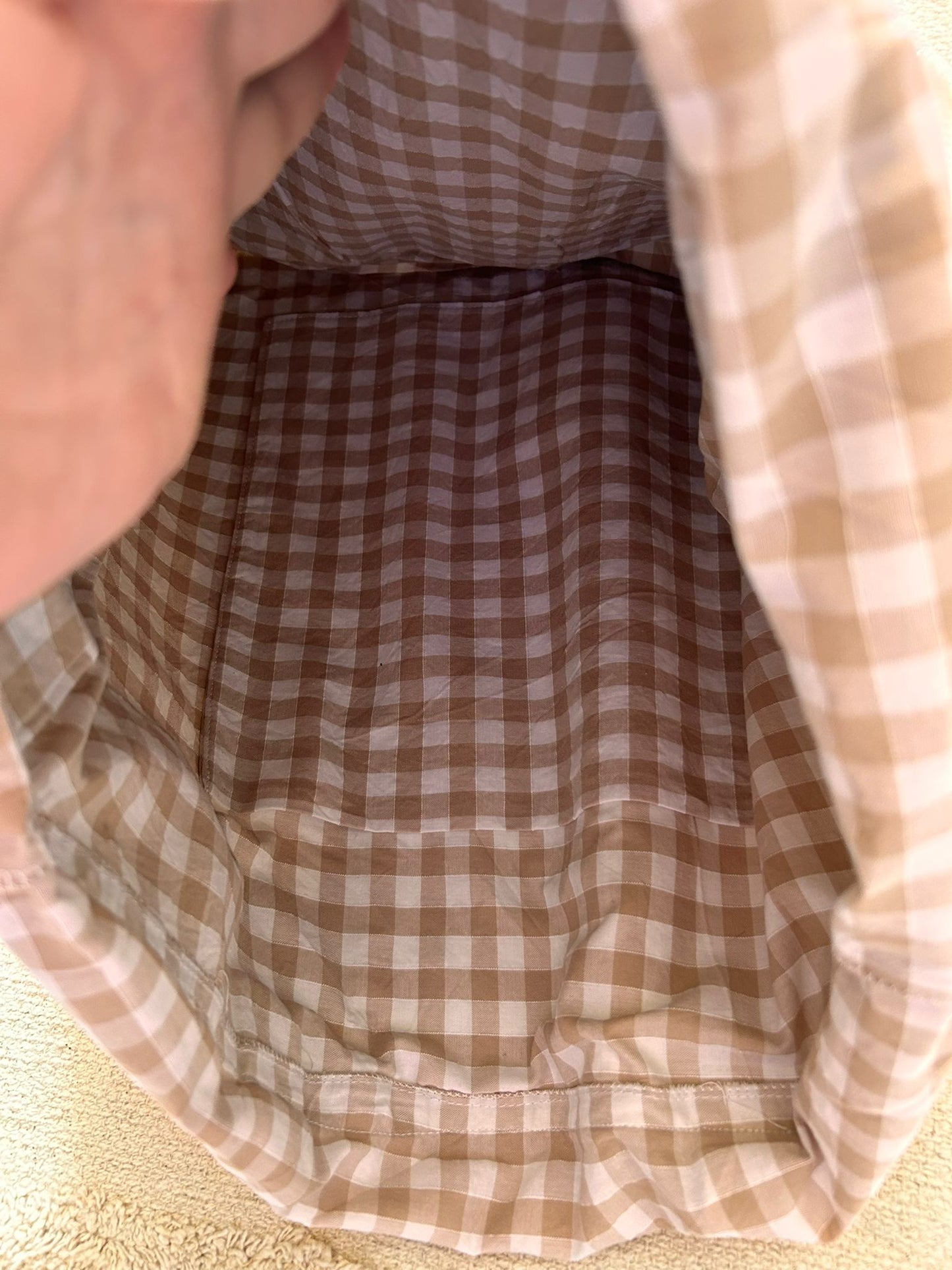 Sac cabas géant fait main avec motif animal humoristique, grand format doublé avec poches intérieures, posé sur fond clair.
