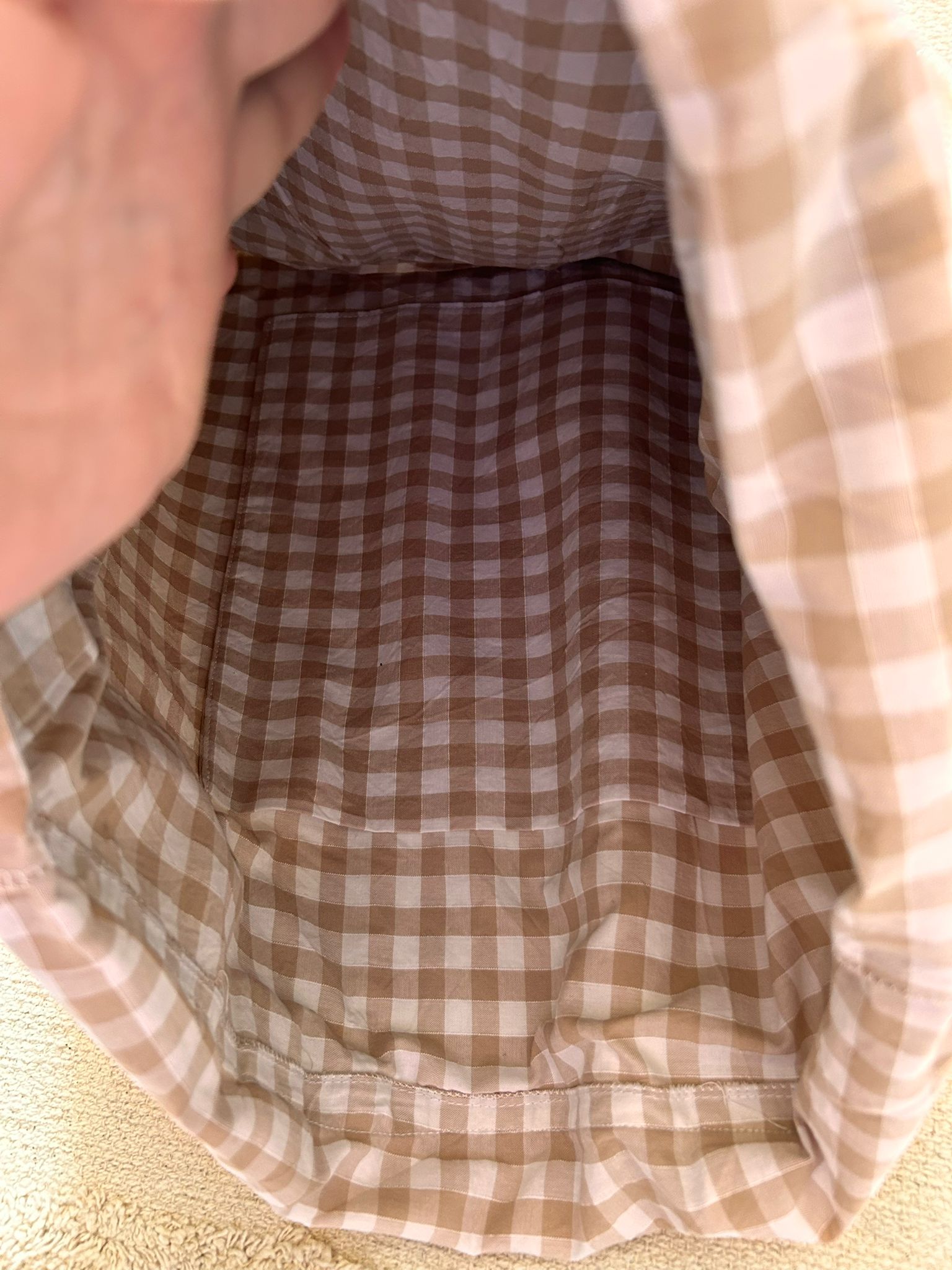 Sac cabas géant fait main avec motif animal humoristique, grand format doublé avec poches intérieures, posé sur fond clair.