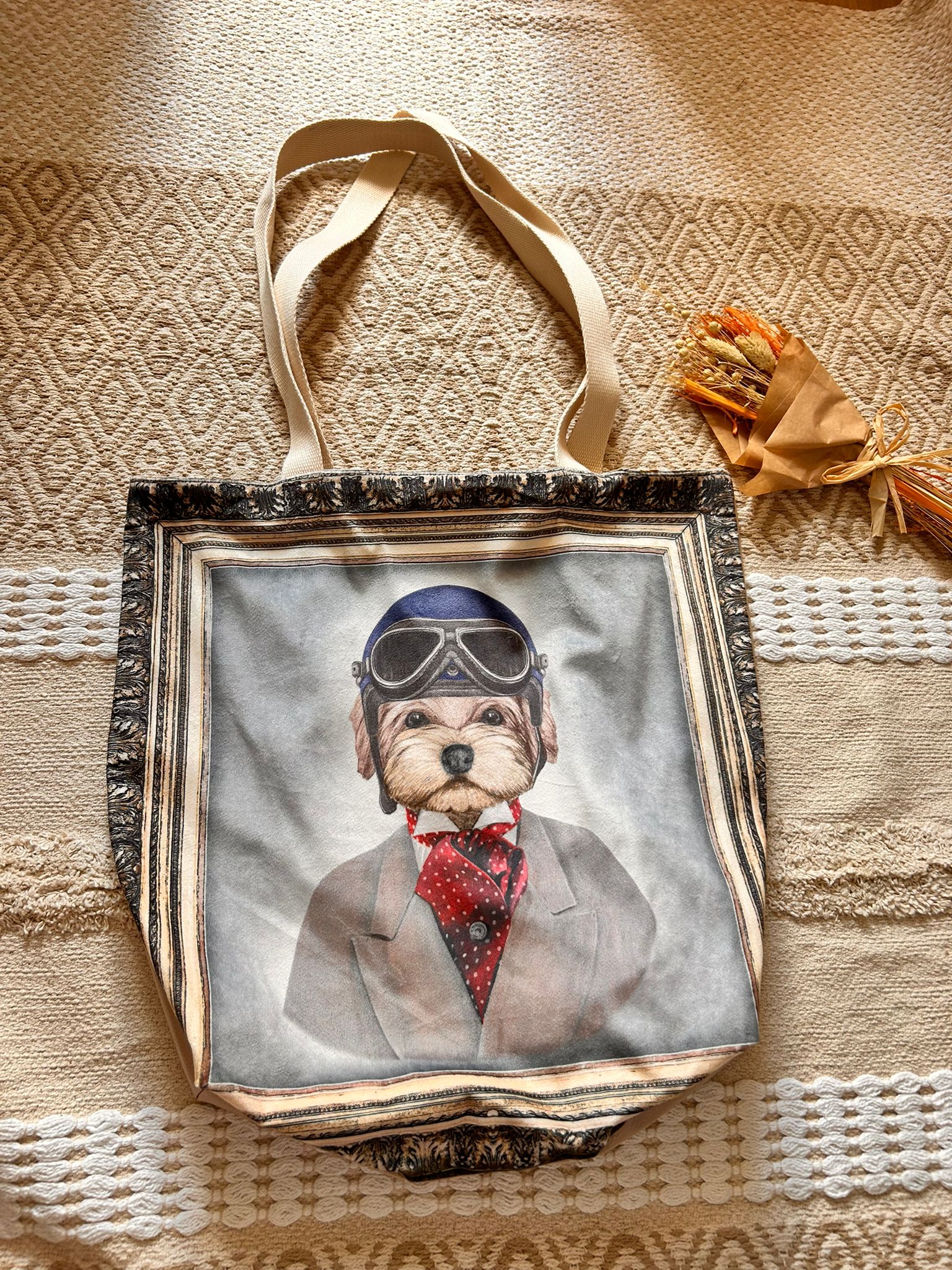 Sac cabas géant fait main avec motif animal humoristique, grand format doublé avec poches intérieures, posé sur fond clair.