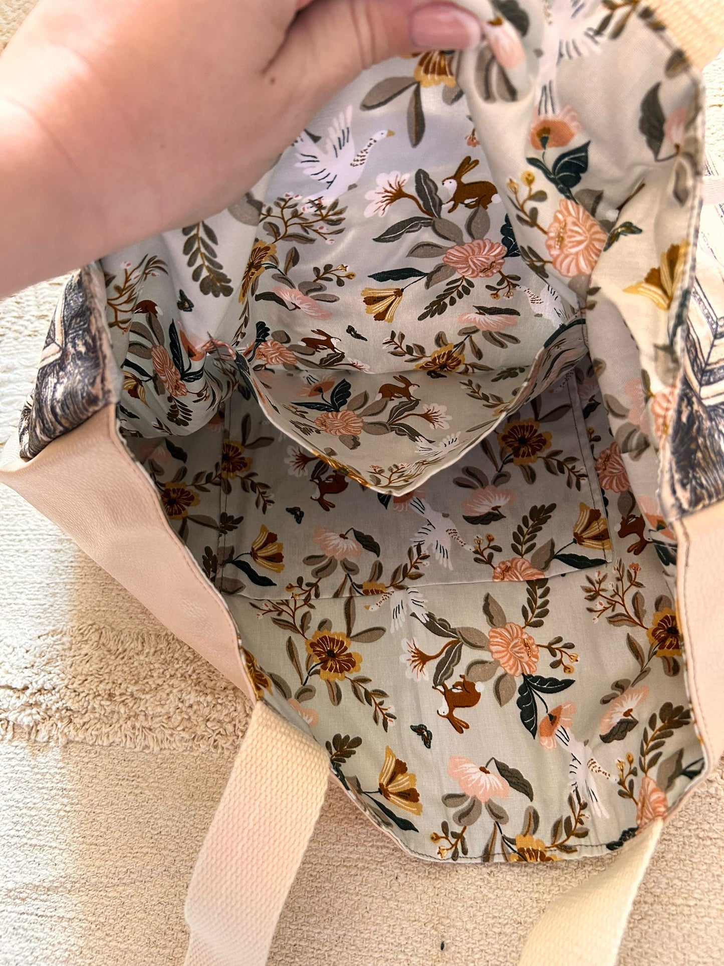 Sac cabas géant fait main avec motif animal humoristique, grand format doublé avec poches intérieures, posé sur fond clair.
