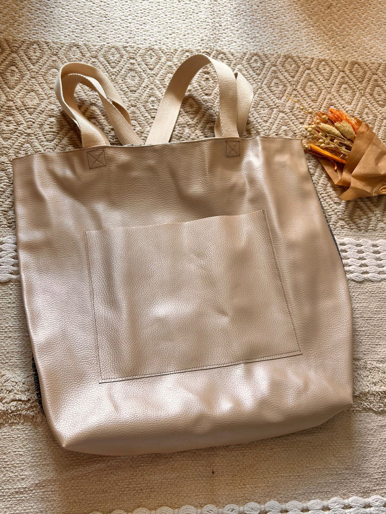 Sac cabas géant fait main avec motif animal humoristique, grand format doublé avec poches intérieures, posé sur fond clair.