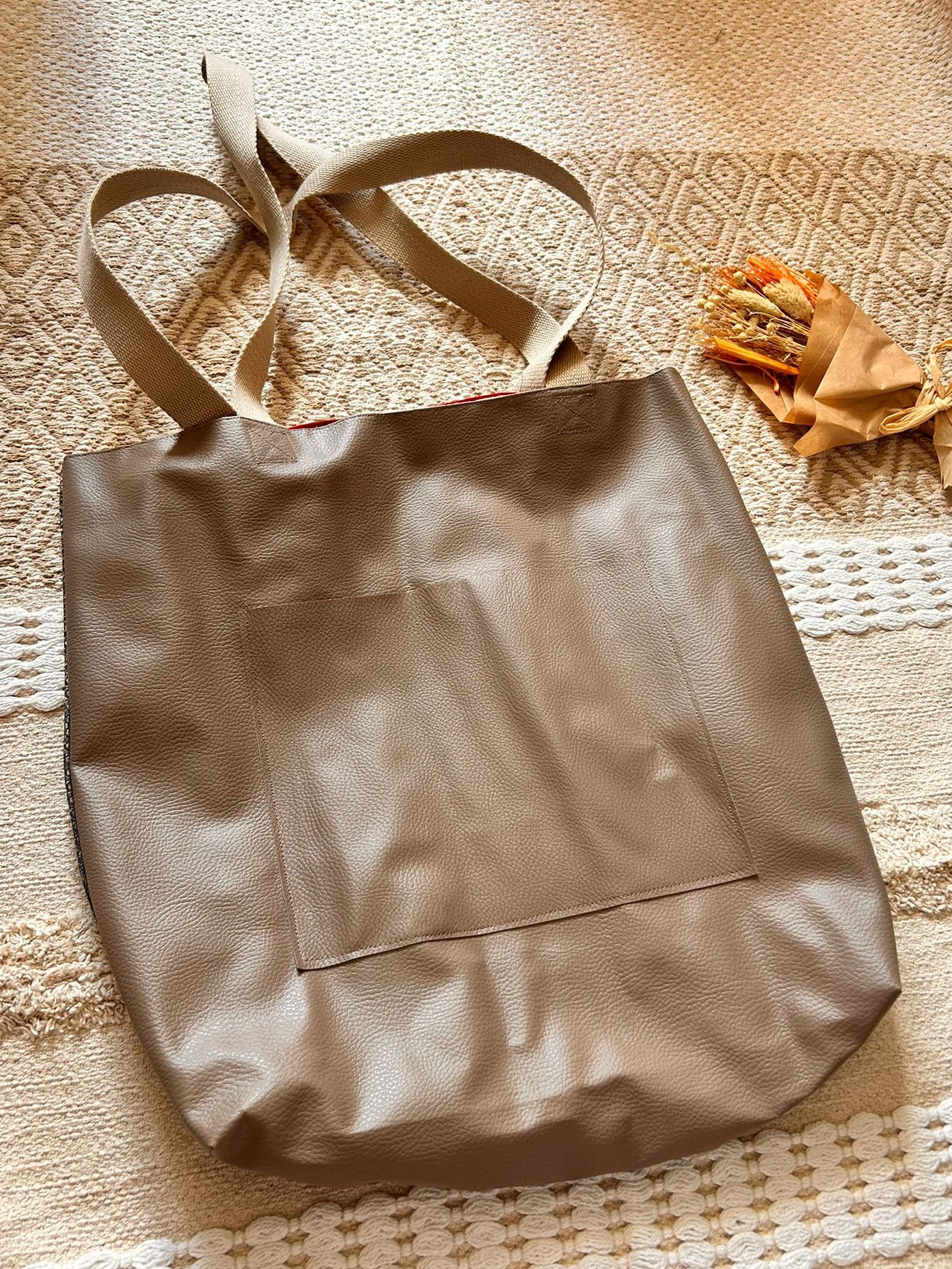Sac cabas géant fait main avec motif animal humoristique, grand format doublé avec poches intérieures, posé sur fond clair.
