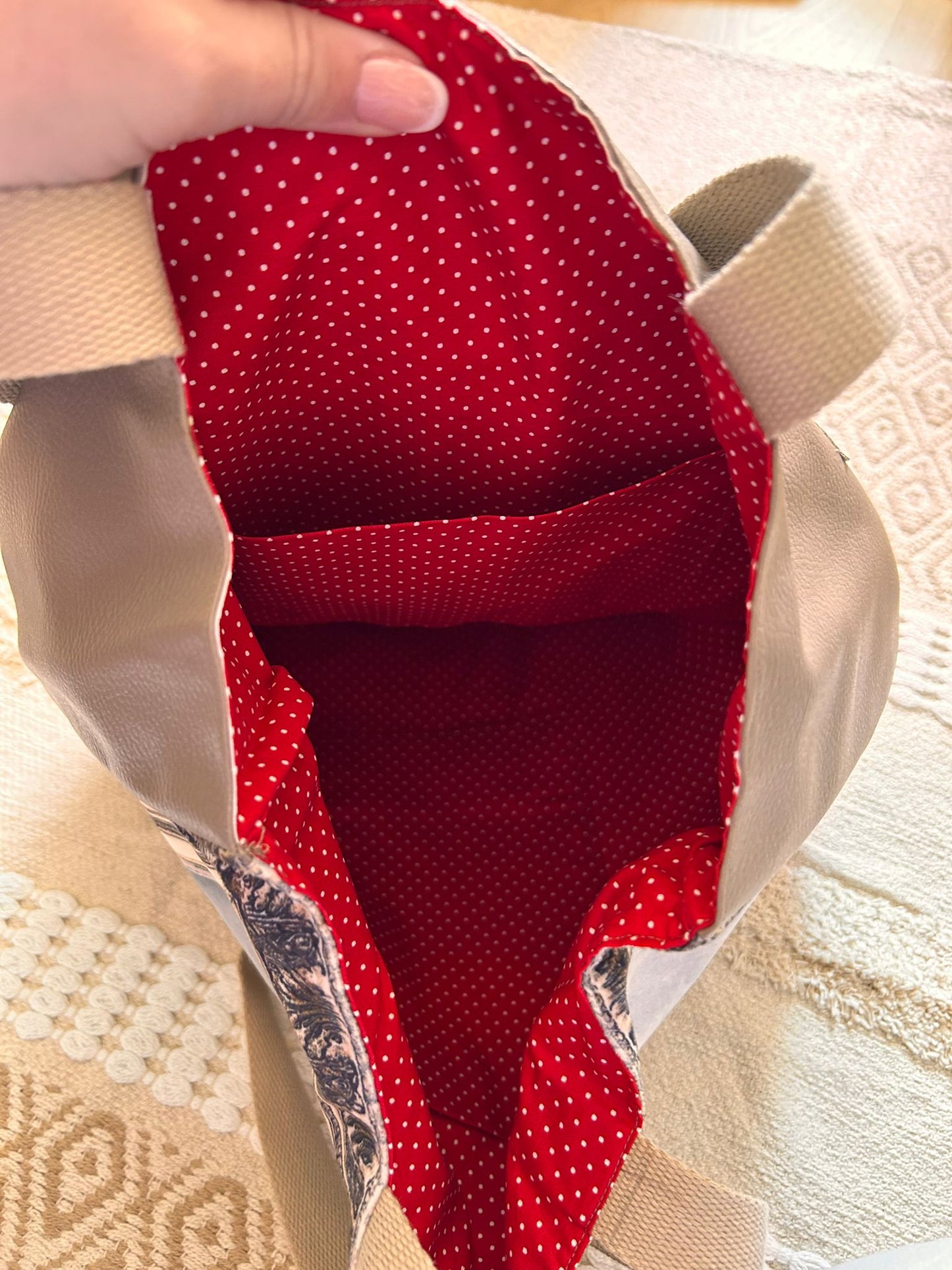Sac cabas géant fait main avec motif animal humoristique, grand format doublé avec poches intérieures, posé sur fond clair.