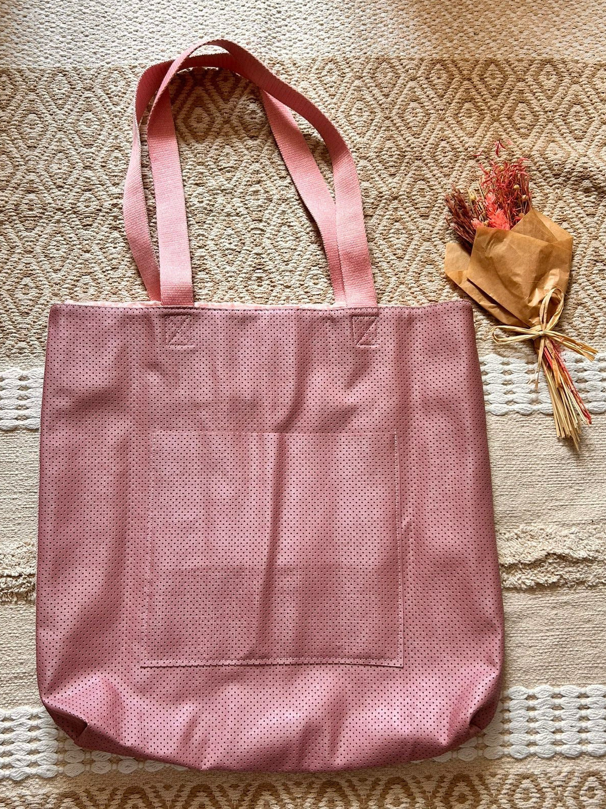 Sac cabas géant fait main avec motif chat humoristique, grand format doublé avec poches intérieures, posé sur fond clair