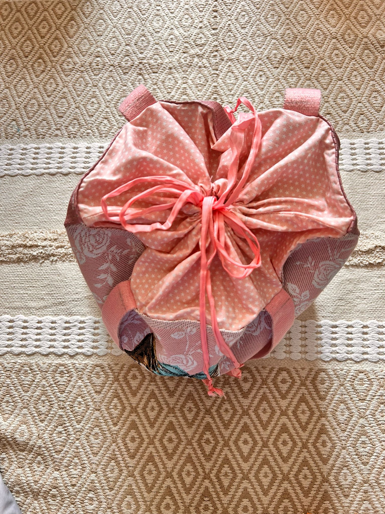 Sac cabas géant fait main avec motif chat humoristique, grand format doublé avec poches intérieures, posé sur fond clair.