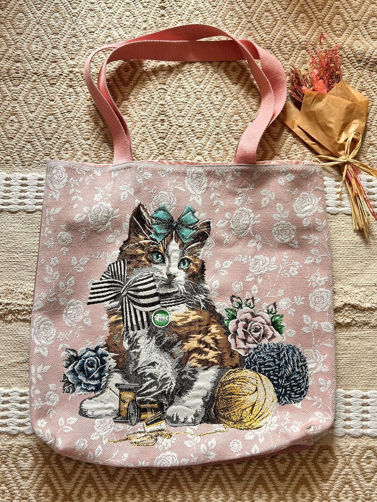 Sac cabas géant fait main avec motif chat humoristique, grand format doublé avec poches intérieures, posé sur fond clair.