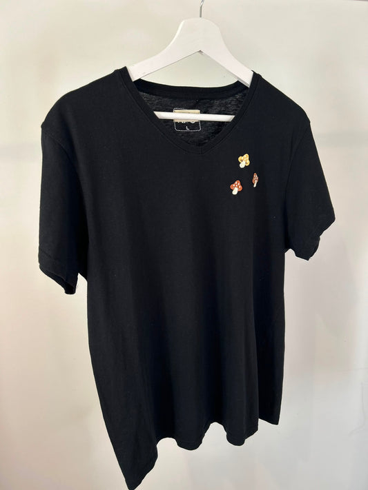 t-shirt noir upcycler, champignon et fond blanc 