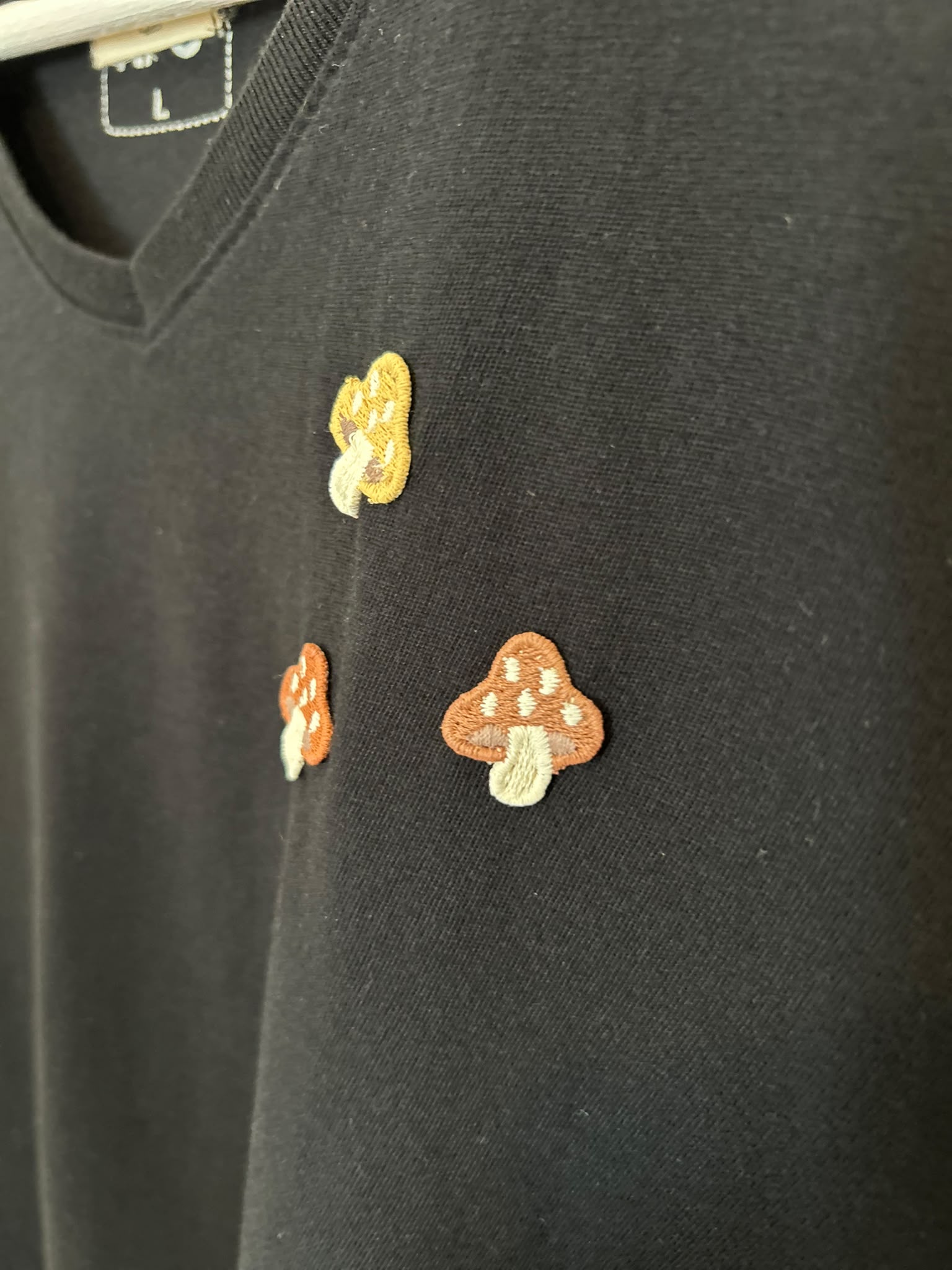 t-shirt noir upcycler, champignon et fond blanc 