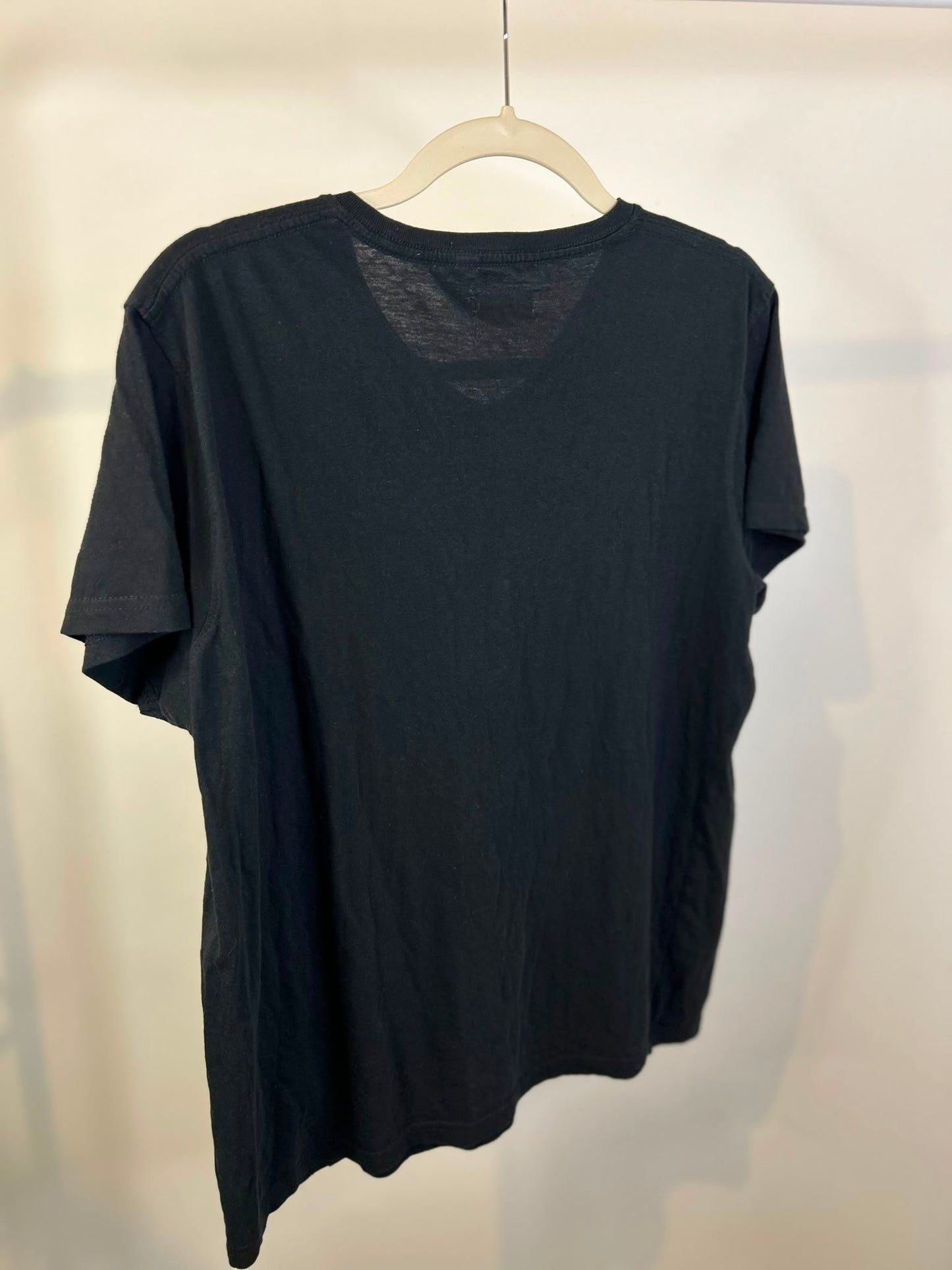 t-shirt noir upcycler, champignon et fond blanc 