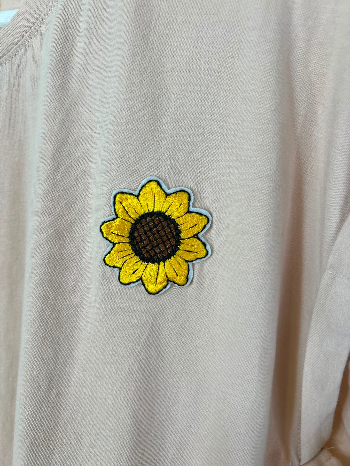 T-shirt Upcyclé tournesol, ecusson, rose et blanc 