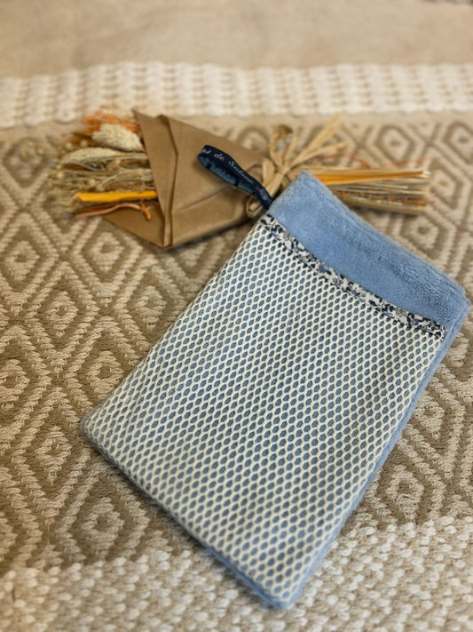 gant de toilette bleu, zero déchet et tapis en fond 