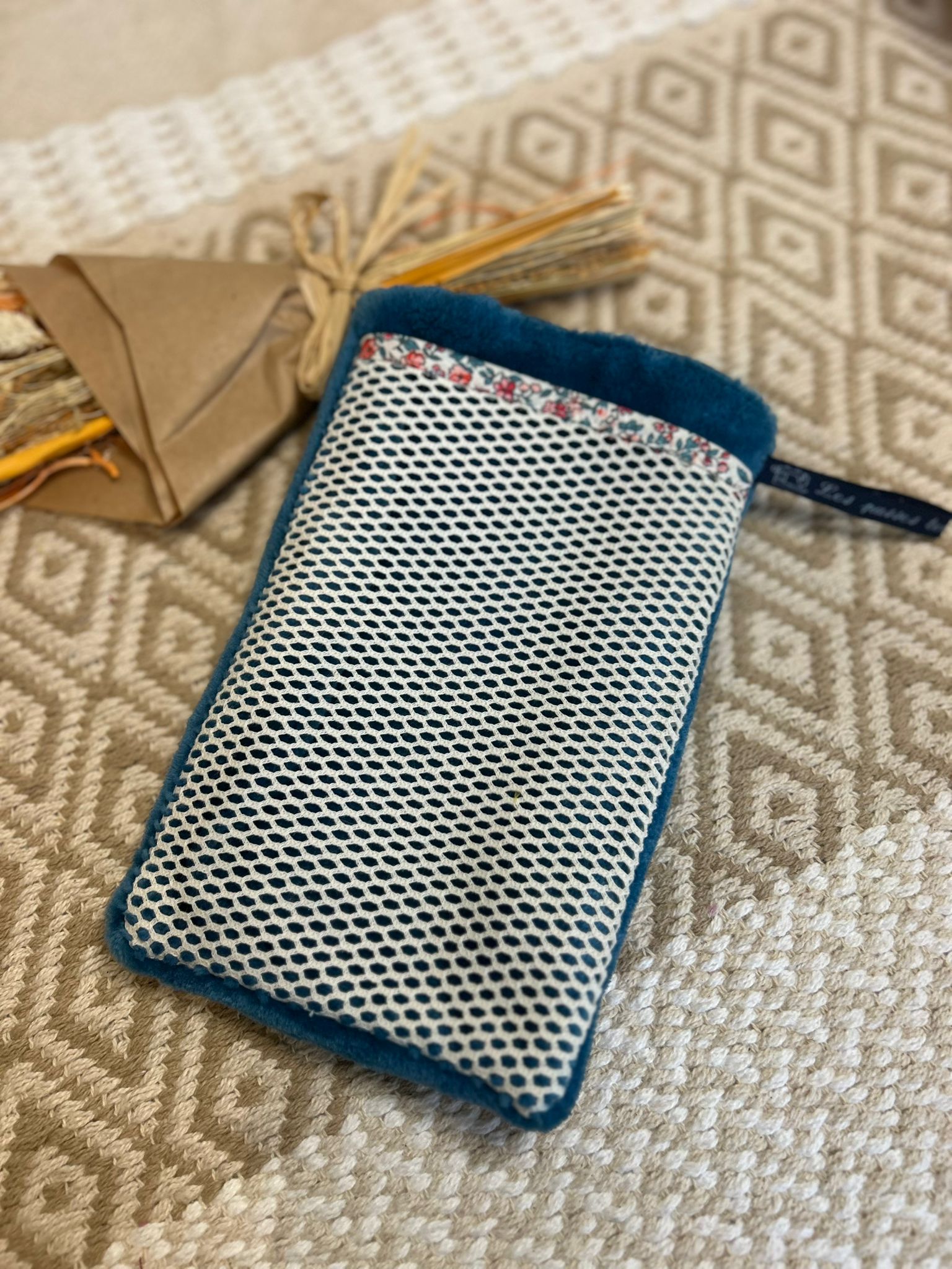 gant de toilette bleu, zero déchet et tapis en fond 
