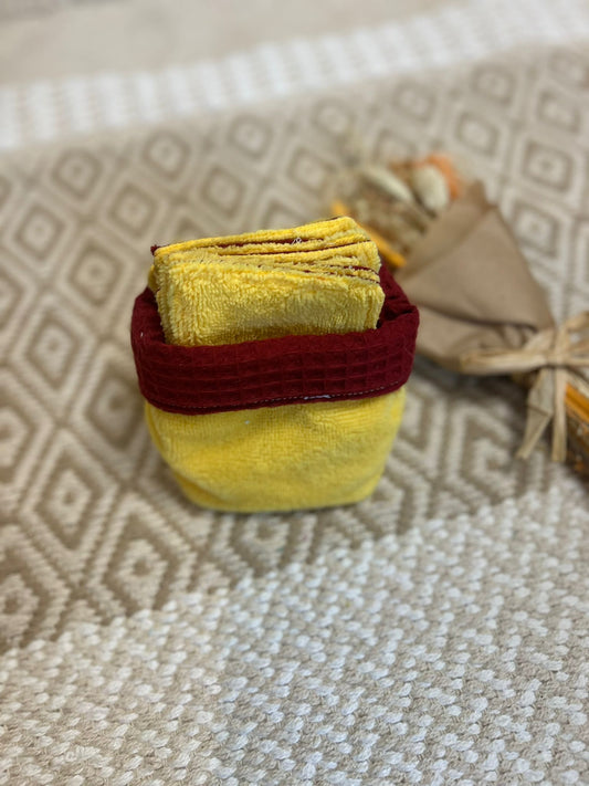 carré de coton démaquillante lavable jaune et bordeaux en coton et nid d'abeille, sur une tapis 


