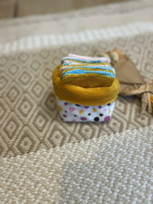 carré de coton démaquillante lavable jaune et blanc en coton et nid d'abeille, sur une tapis 