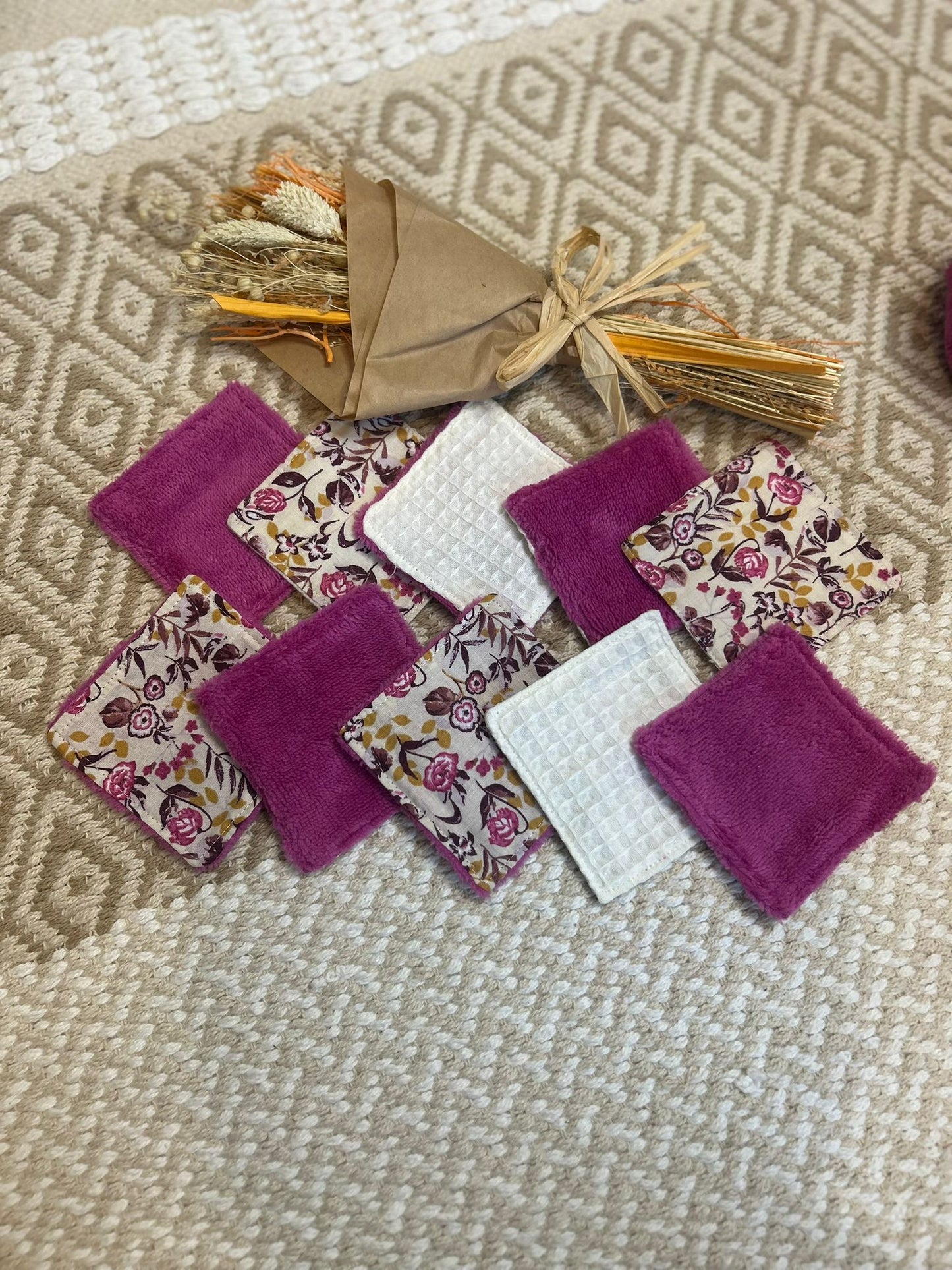 carré de coton démaquillante lavable rose et blanc en coton et nid d'abeille, sur une tapis 
