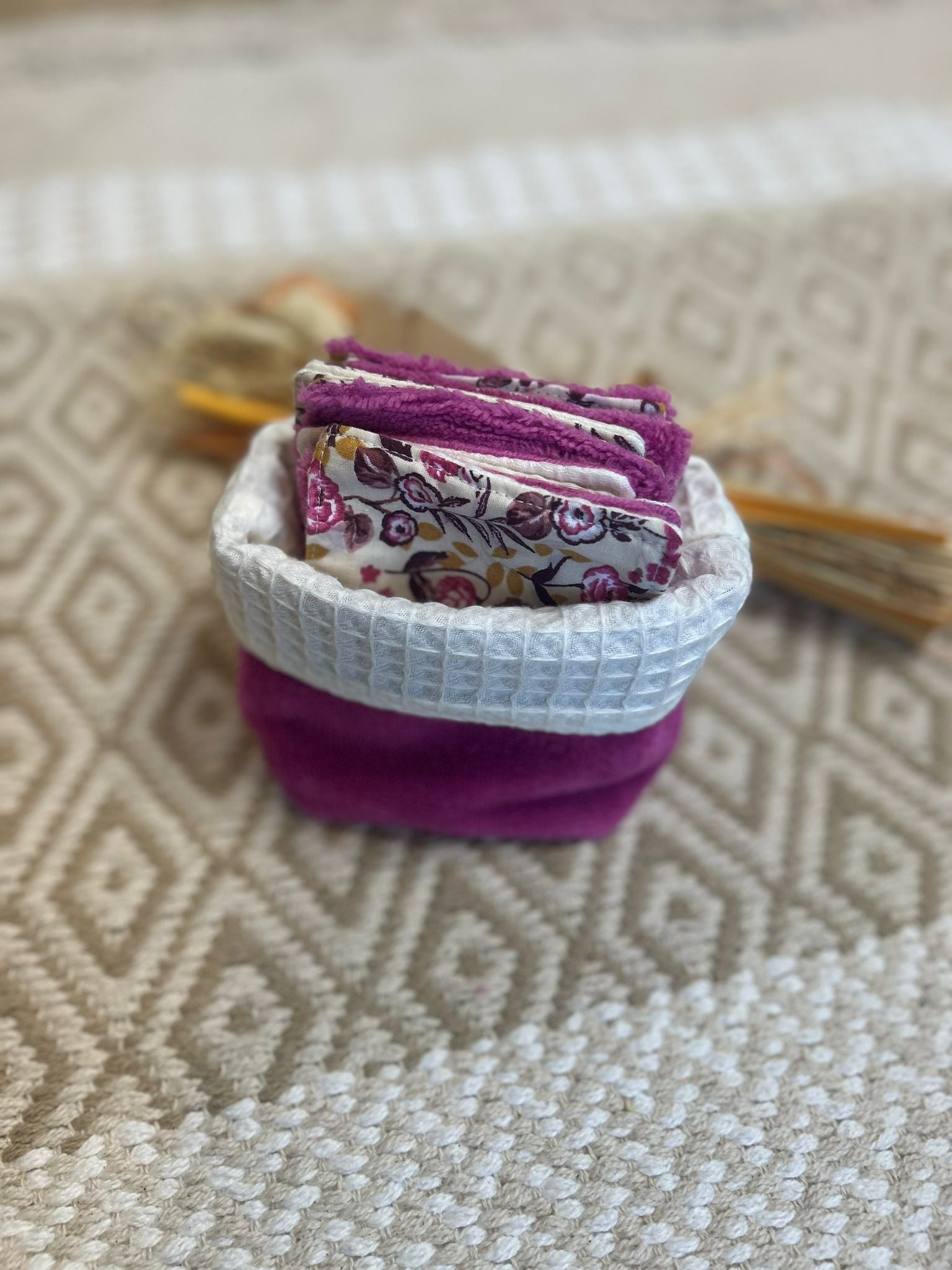 carré de coton démaquillante lavable rose et blanc en coton et nid d'abeille, sur une tapis 