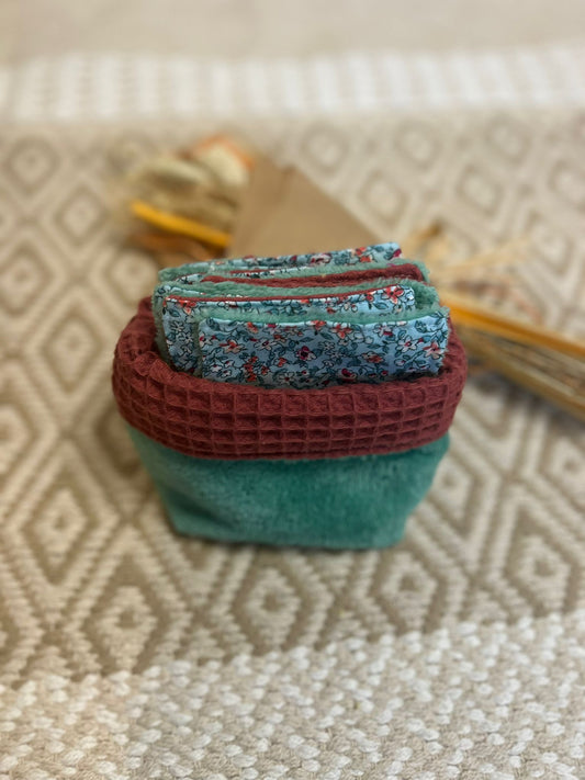 carré de coton démaquillante lavable vert et bordeaux en coton et nid d'abeille, sur une tapis 


