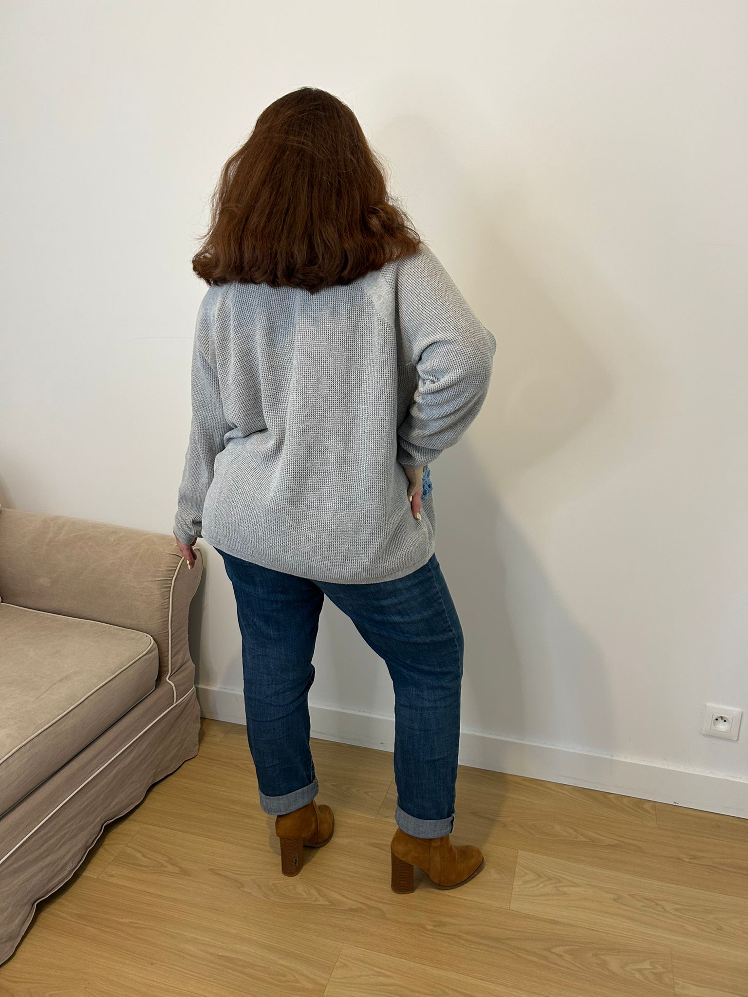 pull gris col ouvert fleur et poche en jean, femme grande taille 