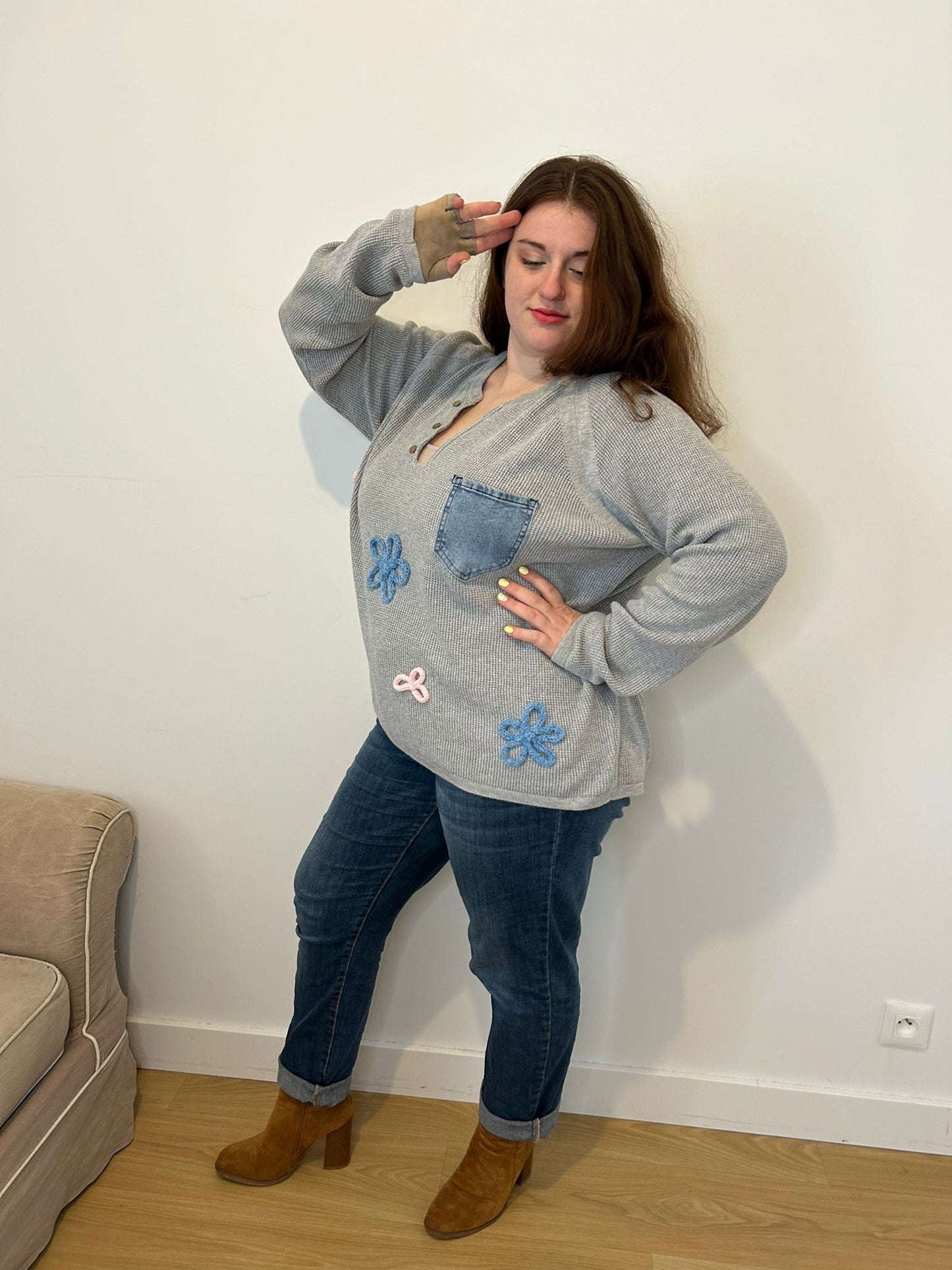 pull gris col ouvert fleur et poche en jean, femme grande taille 