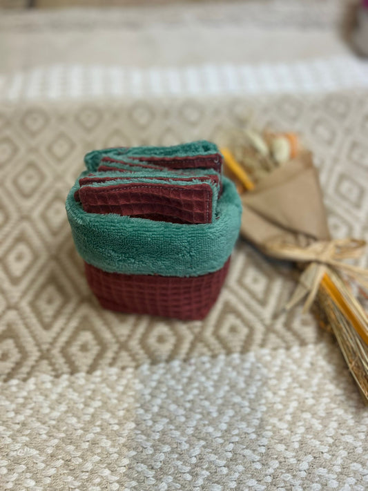 carré de coton démaquillante lavable vert et bordeaux en coton et nid d'abeille, sur une tapis 