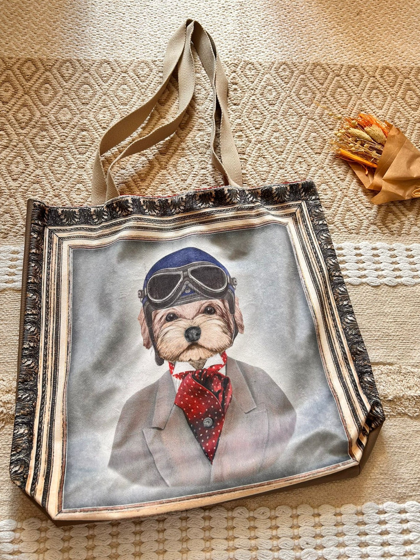 Sac cabas géant fait main avec motif animal humoristique, grand format doublé avec poches intérieures, posé sur fond clair.