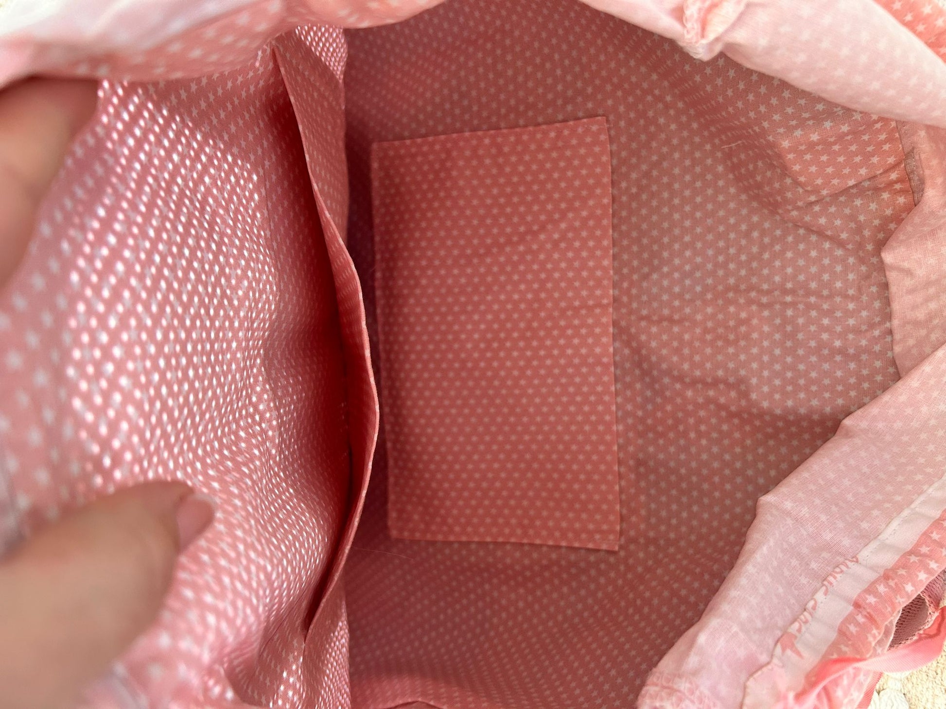 Sac cabas géant fait main avec motif chat humoristique, grand format doublé avec poches intérieures, posé sur fond clair.