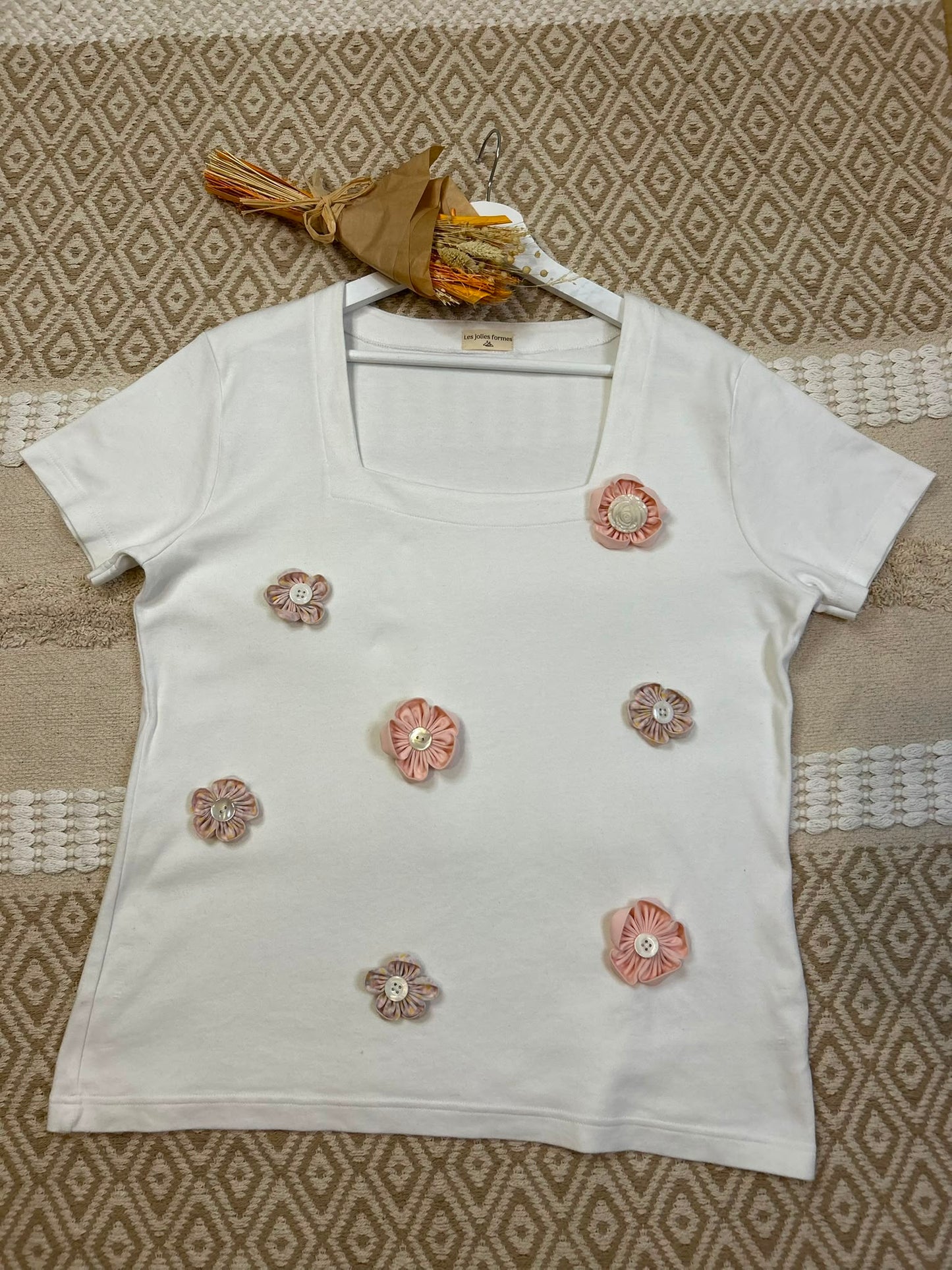 t-shirt blanc, col carré à fleurs rose grande taille, tapis beige 