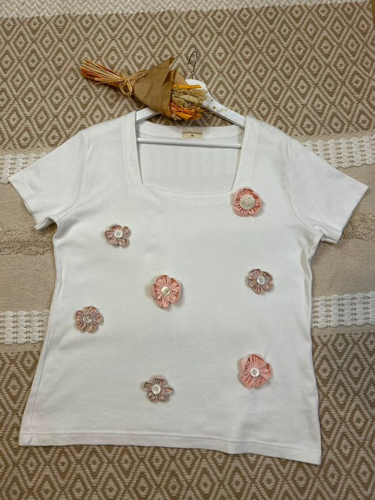 t-shirt blanc, col carré à fleurs rose grande taille, tapis beige 